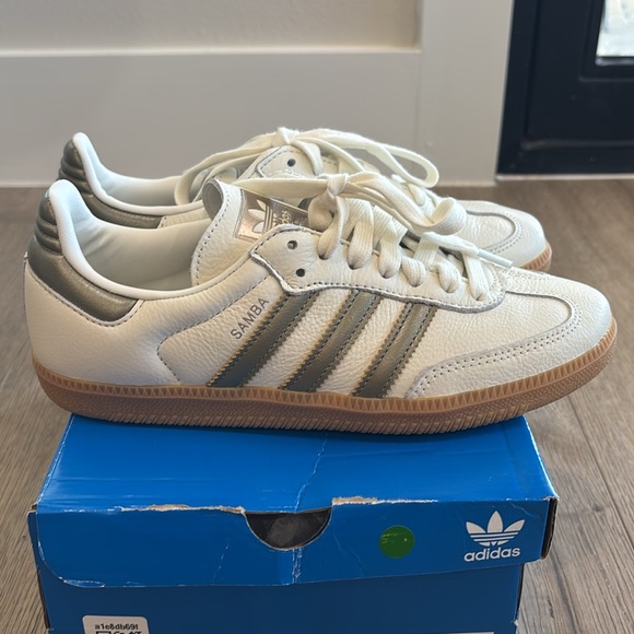 BNIB Adidas Ivory and Gold Sambas - Picture 5 of 10